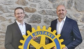 Jörg Klepper (links) hat das Präsidentenamt im Rotary Club Aschaffenburg von Gerald Breunig am 1. Juli 2024 übernommen. 