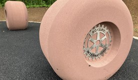 Rollen aus Sandstein als Sitzgelegenheit und Treffpunkt am Skaterpark Aschaffenburg