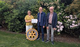 Angelika Brang-Endemann übergibt die Spende an Johannes Mauder und Wolfram Endemann (beide Stiftung Weg der Hoffnung)