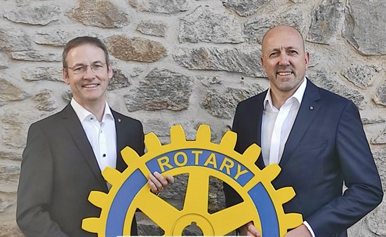 Jörg Klepper (links) hat das Präsidentenamt im Rotary Club Aschaffenburg von Gerald Breunig am 1. Juli 2024 übernommen. 