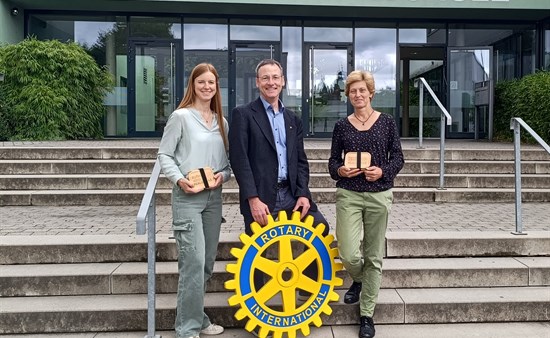 Übergabe: Stefanie Merget (Lehrkraft), Jörg Klepper (Präsident Rotary-Club), Sandra Finnegan (Schulleiterin)  von links