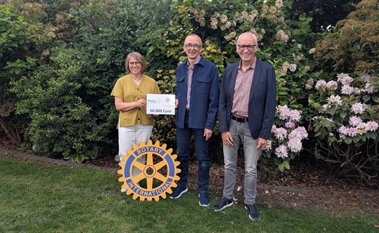 Angelika Brang-Endemann übergibt die Spende an Johannes Mauder und Wolfram Endemann (beide Stiftung Weg der Hoffnung)